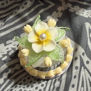 Mag-safe Pop socket with plumeria and Pikake flowers.